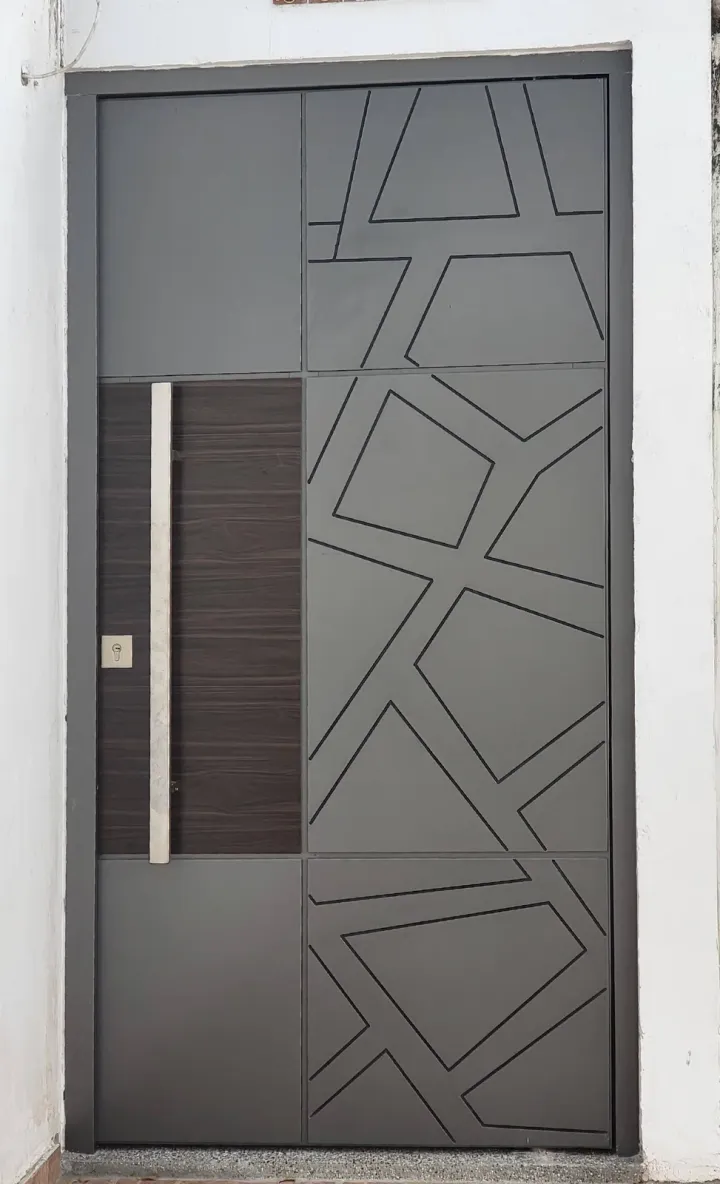 Puerta de ACM gris con dibujo geométrico ranurado y una banda de madera