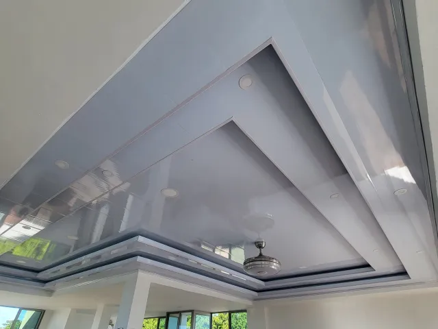 Cielo raso en vidrio con diseño triangular