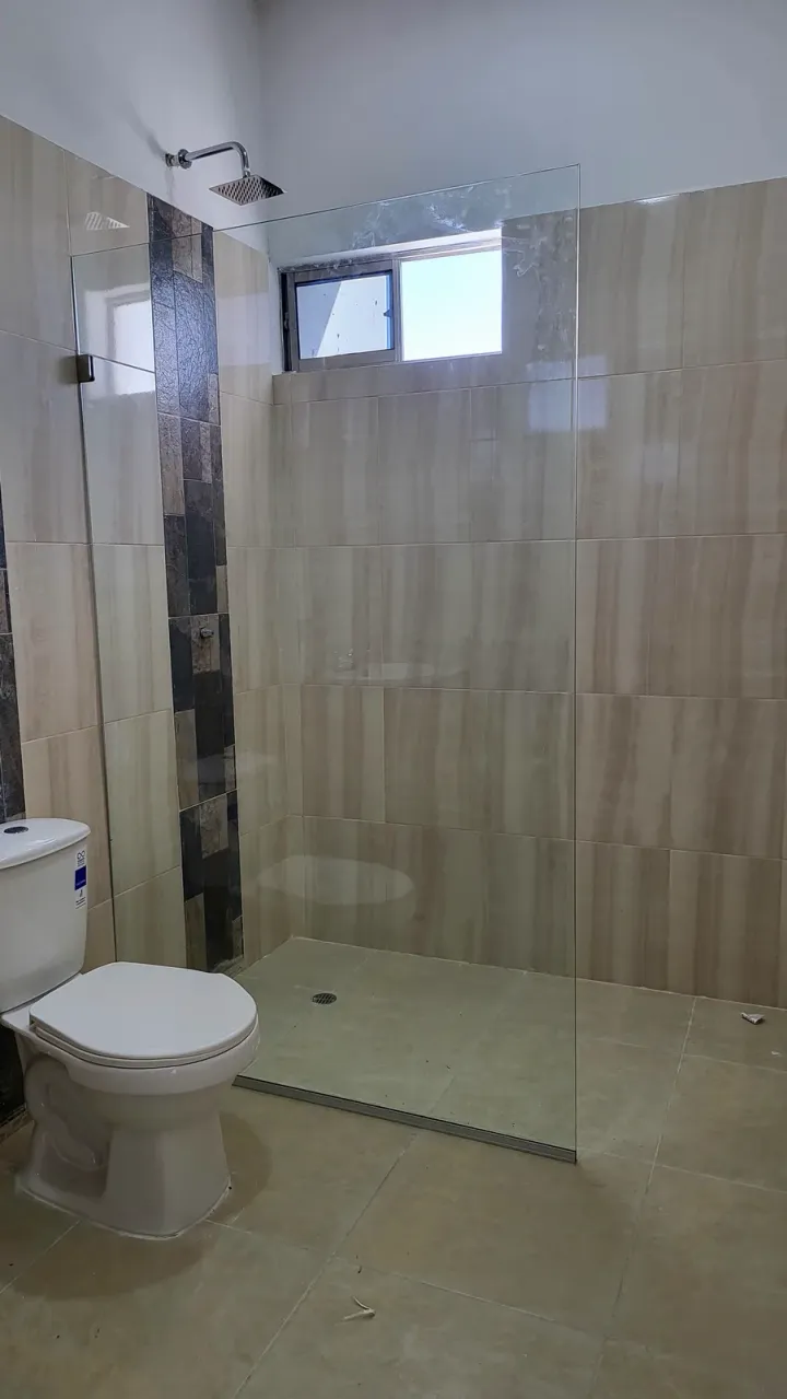 Ducha con división de vidrio templado de suelo a techo