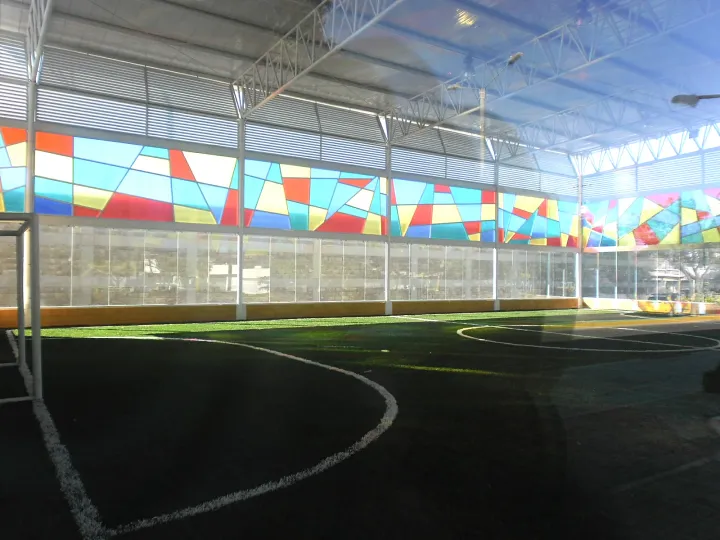 Interior: la cancha bajo la cubierta, con la banda de policarbonato de colores