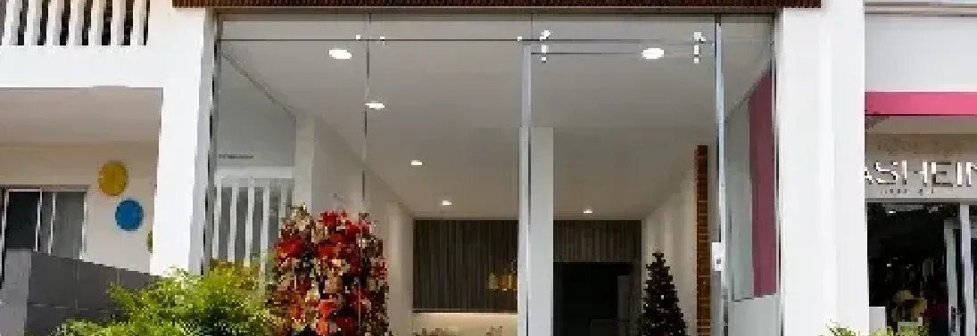 Fachada comercial después de la intervención