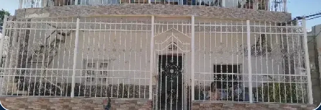 Fachada residencial antes de la intervención