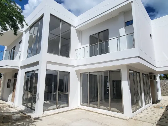Fachada residencial en vidrio y aluminio, vista de esquina