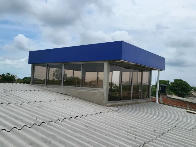 Garita de vigilancia en aluminio, vidrio y cubierta de policarbonato