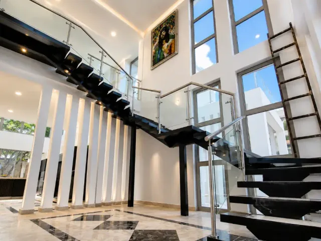 Escalera con baranda panorámica en vidrio