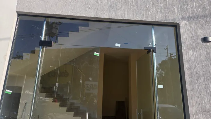 Acceso en vidrio templado con la escalera al fondo