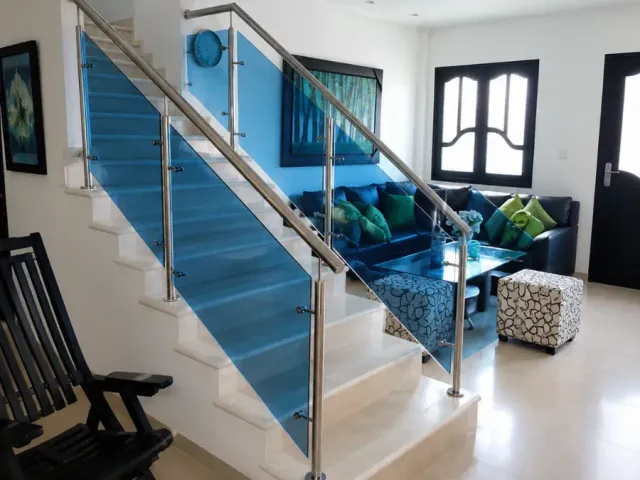 Baranda de escalera en acero inoxidable y vidrio