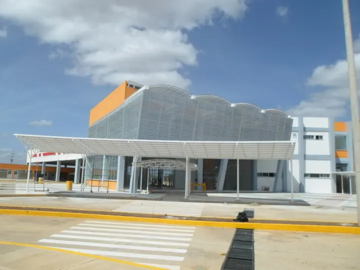 La terminal terminada, con la celosía de aluminio contra el cielo azul
