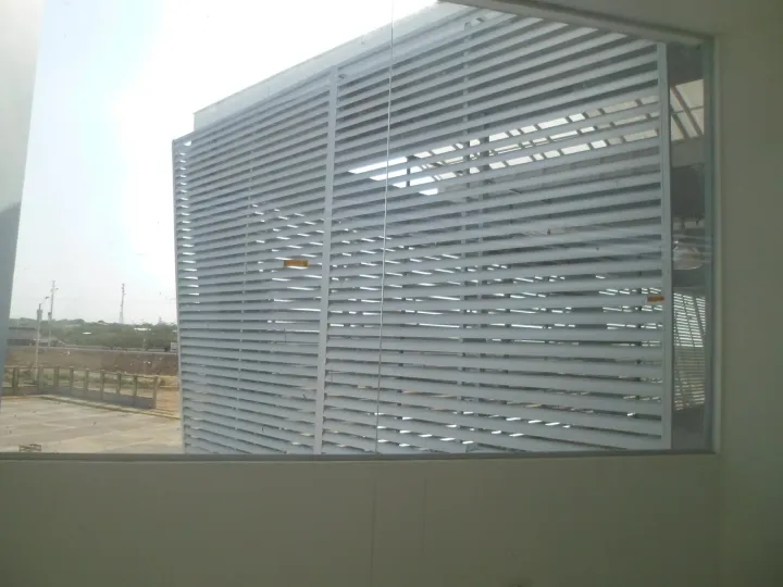 Detalle de la celosía de aluminio, con su geometría repetida