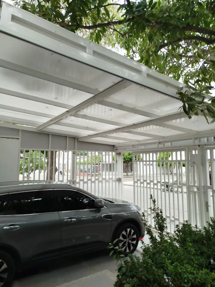Cubierta de un carport con el coche debajo