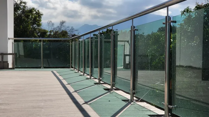 Baranda de vidrio en terraza larga, con la montaña al fondo