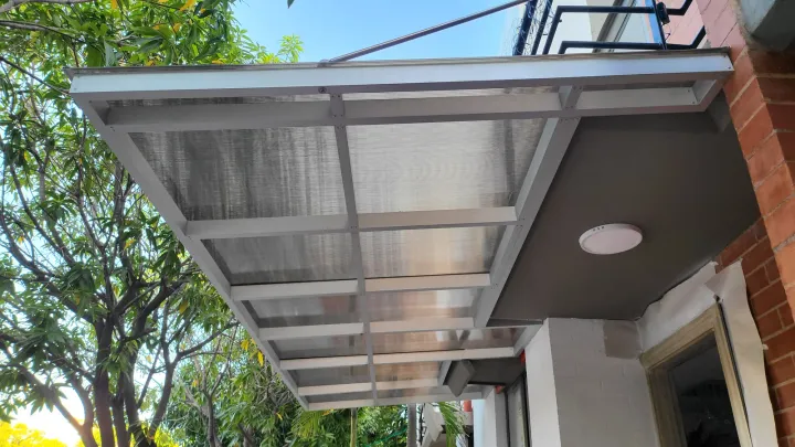 Cubierta de policarbonato vista desde abajo, con su estructura