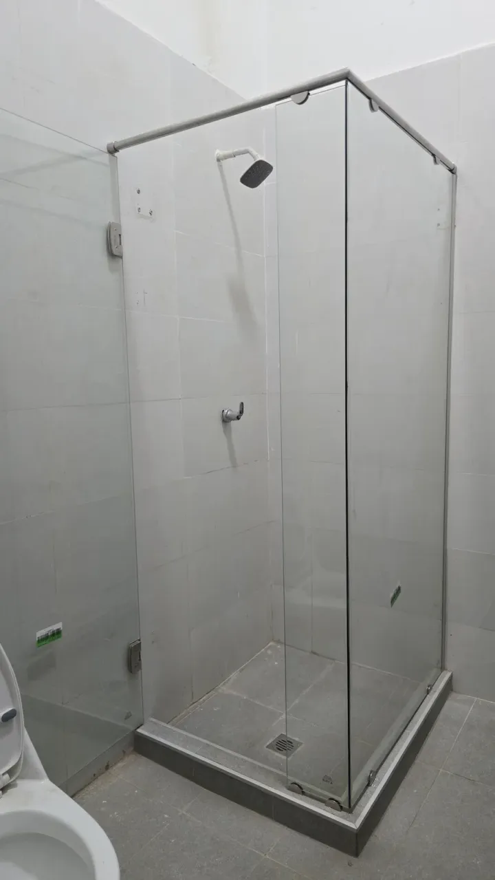 Cabina de ducha en vidrio, esquinera, terminada