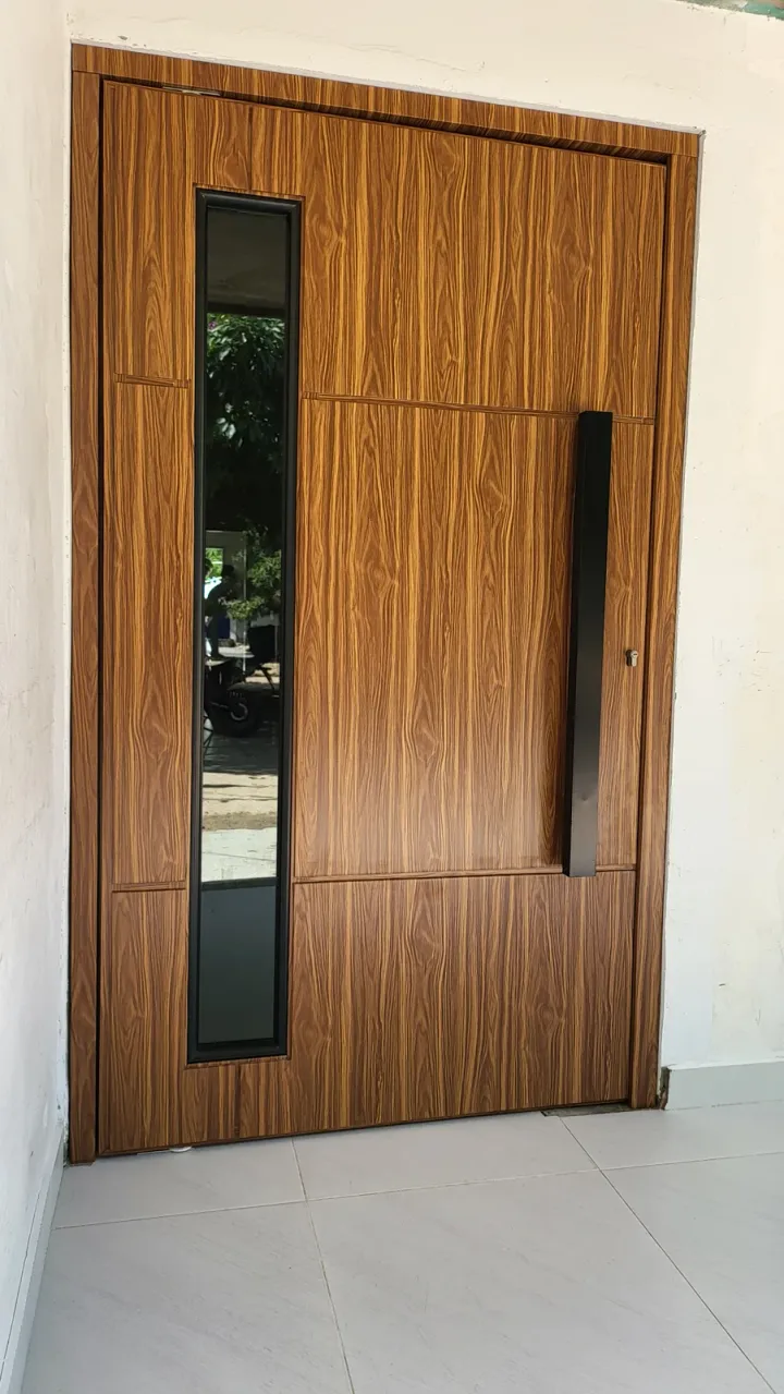 Puerta de veta de madera con ranura vertical de vidrio, cerrada