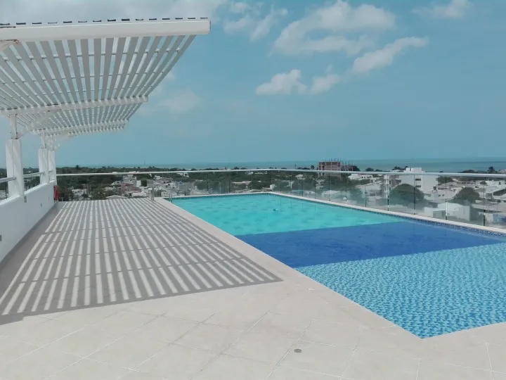 Piscina, pérgola y baranda de vidrio en la cubierta